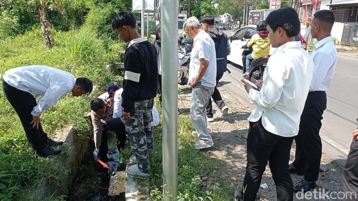 Polisi melakukan olah TKP kejadian remaja yang mengaku diserang pengendara sepeda motor.