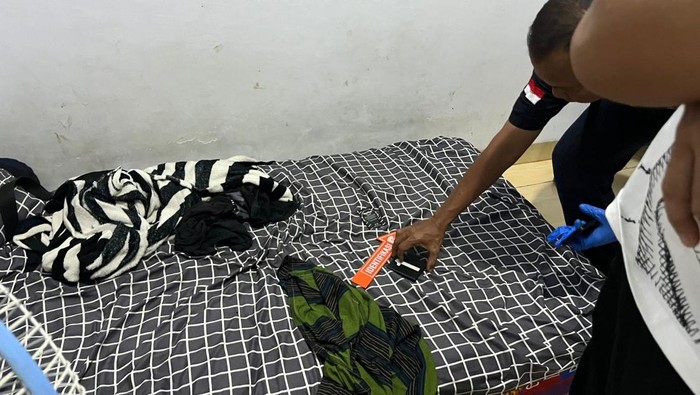Polisi melakukan olah TKP pembunuhan dengan diracun kopi sianida di Jambi