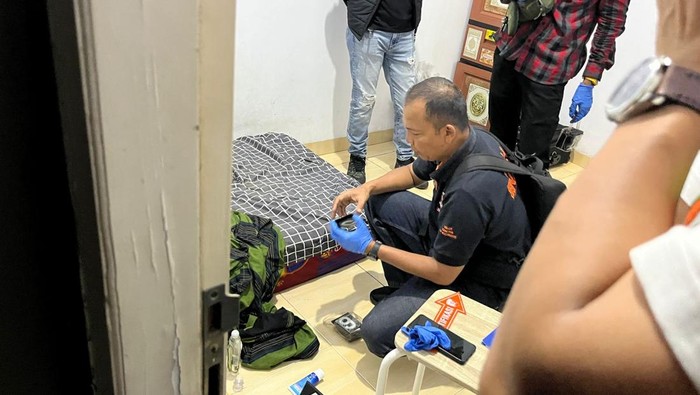 Polisi melakukan olah TKP  pembunuhan di Jambi