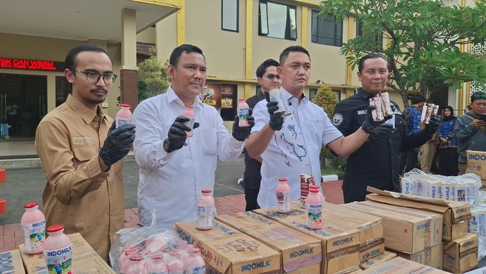 Polisi membongkar peredaran susu kedaluwarsa di Bogor dan Depok