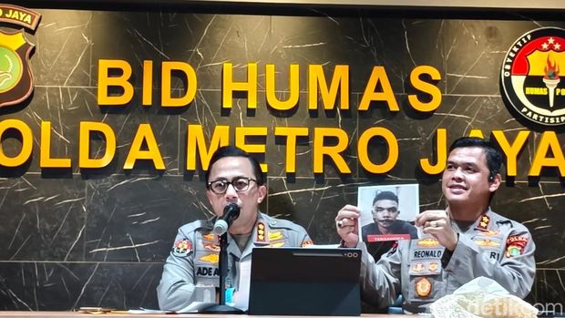 Polisi menangkap 2 pria diduga pelaku pengeroyokan dan pencabulan terhadap pria dan wanita kakak beradik yang merupakan adik Habib Bahar bin Smith. (Kurniawan F/detikcom)