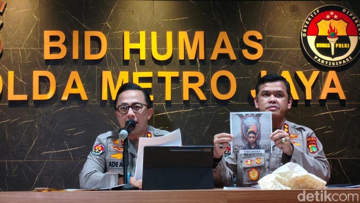 Polisi menangkap 2 pria diduga pelaku pengeroyokan dan pencabulan terhadap pria dan wanita kakak beradik yang merupakan adik Habib Bahar bin Smith. (Kurniawan F/detikcom)