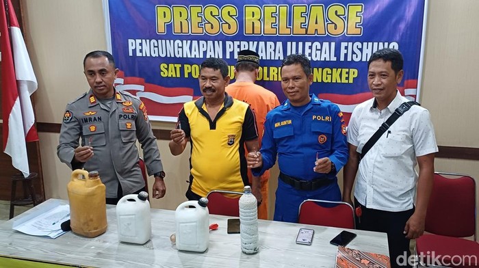 Polisi merilis kasus nelayan menangkap ikan pakai bom ikan.