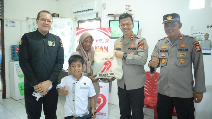 Polres Inhu menggelar sunatan massal dalam rangka HUT Bhayangkara ke-79.