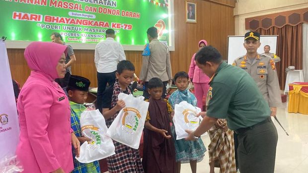 Polres Kuansing menggelar donor darah hingga khitanan massal menyambut HUT Bhayangkara ke-79.