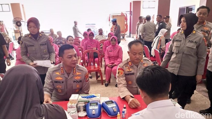 Polres Metro Depok bersinergi dengan PMI menggelar donor darah dan layanan kesehatan gratis di Polsek Pancoran Mas dalam menyambut Hari Bhayangkara ke-79. (Devi P/detikcom)