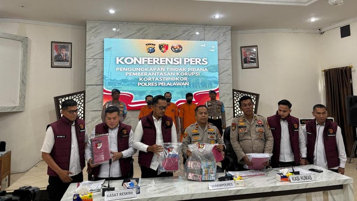 Polres Pelalawan menetapkan ketua hingga bendahara KUD sebagai tersangka korupsi dana peremajaan sawit rakyat (PSR) di Pelalawan, Riau.