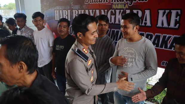 Polres Rohul menggelar pelatihan mengemudi mobil gratis bagi para calon sopir dalam menyambut HUT Bhayangkara ke-79.