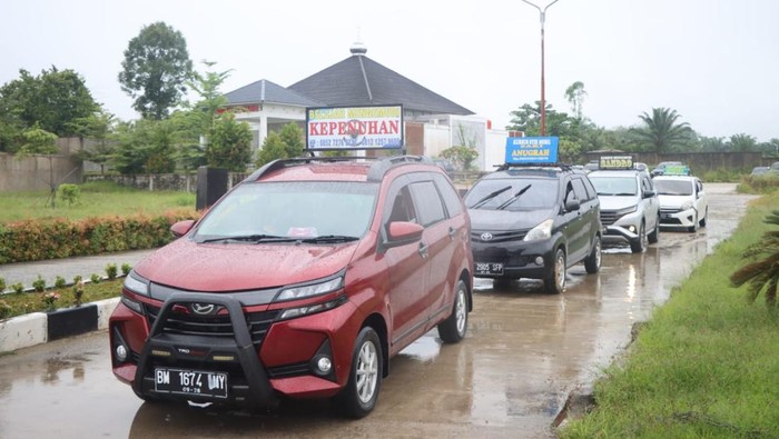 Polres Rohul menggelar pelatihan mengemudi mobil gratis bagi para calon sopir dalam menyambut HUT Bhayangkara ke-79.