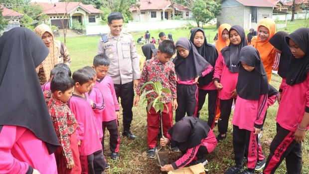 Polres Rokan Hulu (Rohul) menanamkan kecintaan lingkungan sejak dini dengan mengajak anak SD menanam pohon.