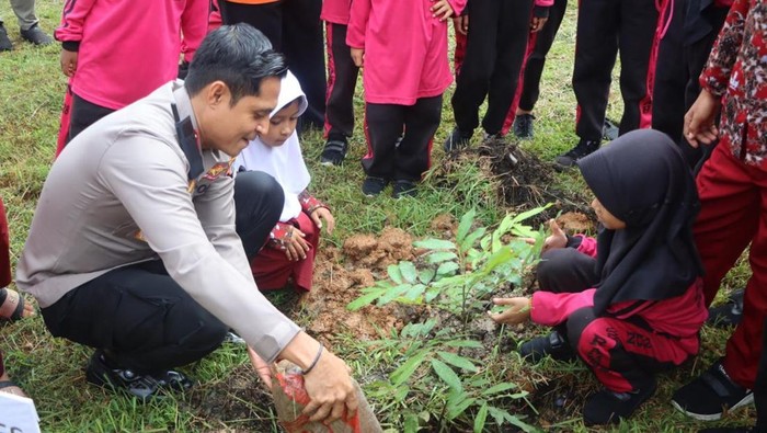 Polres Rokan Hulu (Rohul) menanamkan kecintaan lingkungan sejak dini dengan mengajak anak SD menanam pohon.