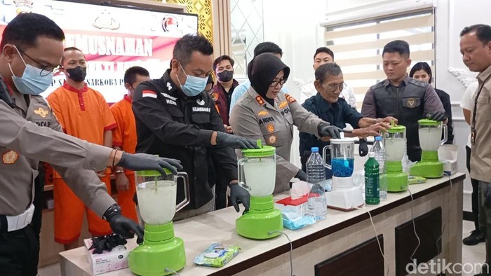 Polrestabes Palembang musnahkan 4,3 kg sabu dan 2.472 ekstasi.