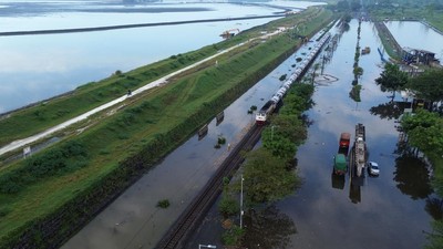 Porong Lumpuh Diterjang Banjir, Jalan Raya Berubah Jadi Sungai