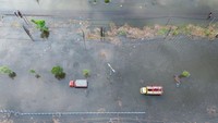 Air setinggi 50 hingga 70 sentimeter merendam jalan nasional tersebut, mengubahnya bak sungai dadakan yang memaksa kendaraan besar dan kecil tertahan, bahkan sebagian tak bisa melintas. ANTARA FOTO/Umarul Faruq