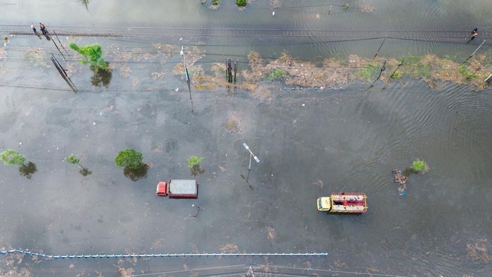 Foto udara banjir yang merendam Jalan Raya Porong, Sidoarjo, Jawa Timur, Selasa (17/6/2025). Curah hujan yang tinggi sejak Senin (16/6) malam mengakibatkan banjir yang merendam jalan raya Porong setinggi 5070 cm. ANTARA FOTO/Umarul Faruq
