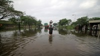 Hingga siang hari, belum tampak upaya evakuasi atau penyedotan air secara intensif. Warga berharap pemerintah segera turun tangan untuk mengatasi banjir tahunan yang terus menghantui kawasan ini. ANTARA FOTO/Umarul Faruq