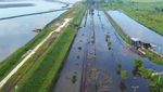 Porong Lumpuh Diterjang Banjir, Jalan Raya Berubah Jadi Sungai