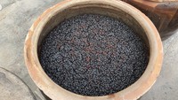 Tong asal China ini tak pernah diganti sejak 111 tahun silam. Tampak butiran-butiran kedelai disimpan untuk melanjutkan proses fermentasi minimal 3 bulan. Foto: Instagram babe_kl