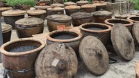 Proses pembuatan soy sauce di sini begitu autentik. Alat utamanya berupa tong-tong tanah liat besar yang digunakan untuk fermentasi kecap. Foto: Instagram babe_kl