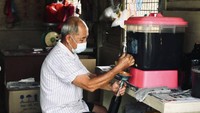 Low Bak Tong merupakan generasi penerus usaha warisan keluarganya ini sejak 1983. Sayang ia memutuskan pensiun karena usianya sudah tak lagi muda yaitu 72 tahun. Foto: Instagram iamnling