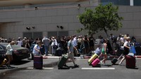 Israel menutup bandara Ben Gurion dan wilayah udaranya setelah melancarkan perang udara ke Iran, Jumat dini hari (13/6), dengan serangan mendadak yang menewaskan hampir seluruh eselon atas komandan militer Iran dan ilmuwan nuklir terkemuka. Foto: REUTERS/Ronen Zvulun