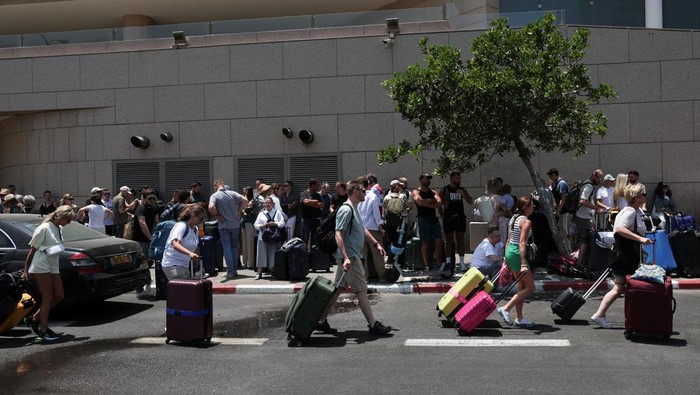People with foreign nationalities prepare to leave Israel via Egypt on a bus, following a missile attack from Iran, in Tel Aviv, Israel, June 17, 2025. REUTERS/Ronen Zvulun