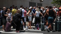 Turis berkumpul di luar hotel David Intercontinental di Tel Aviv, Selasa (17/6), menunggu untuk naik bus yang diselenggarakan oleh kedutaan besar Polandia di Israel dalam upaya membantu warganya kembali ke Polandia. Foto: REUTERS/Ronen Zvulun