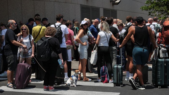 People with foreign nationalities prepare to leave Israel via Egypt on a bus, following a missile attack from Iran, in Tel Aviv, Israel, June 17, 2025. REUTERS/Ronen Zvulun