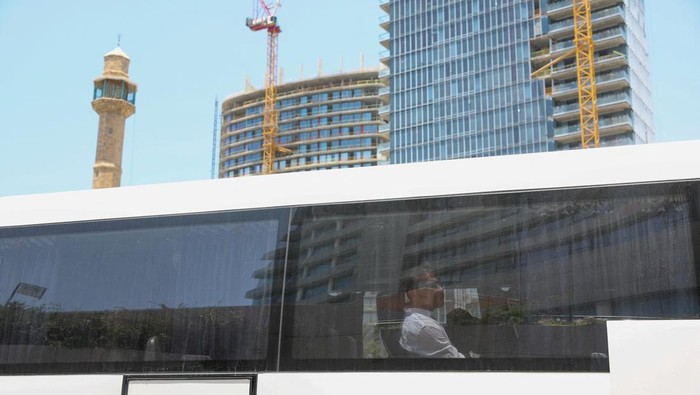 People with foreign nationalities prepare to leave Israel via Egypt on a bus, following a missile attack from Iran, in Tel Aviv, Israel, June 17, 2025. REUTERS/Ronen Zvulun