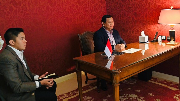Prabowo memimpin rapat terbatas lewat vicon.