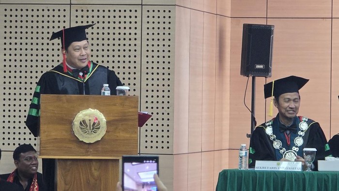 Prof. Dr. Robet, M.A dikukuhkan sebagai Guru Besar Filsafat Sosial di Universitas Negeri Jakarta (UNJ).