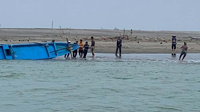 Proses evakuasi perahu terbalik di muara Sungai Cikaso, Kecamatan Tegalbuleud, Kabupaten Sukabumi, Jawa Barat, Selasa (17/6/2025) pagi.