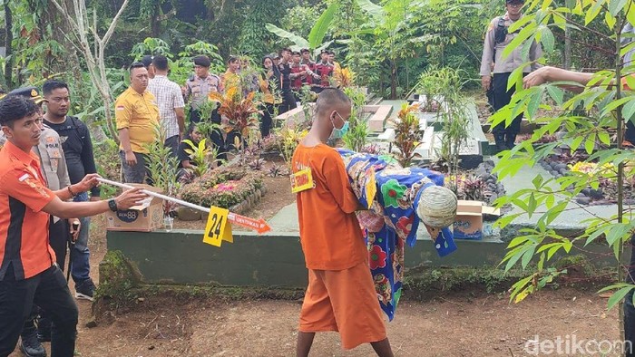 Proses rekonstruksi kasus dugaan pembunuhan nenek di Ciamis oleh cucunya sendiri.