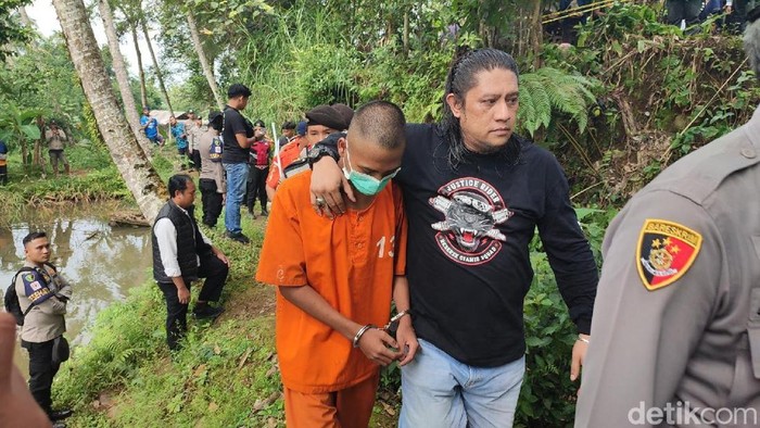 Proses rekonstruksi kasus dugaan pembunuhan nenek di Ciamis oleh cucunya sendiri.