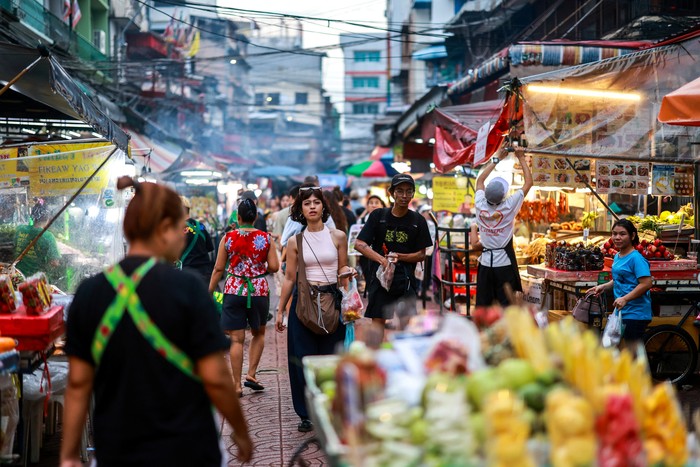 Tourists are seen in Bangkoks Chinatown, Thailand, May 16, 2025. REUTERS/Athit Perawongmetha     TPX IMAGES OF THE DAY
