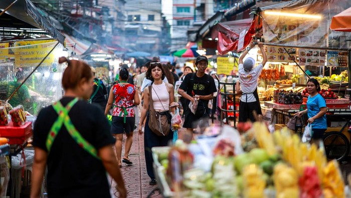 Tourists are seen in Bangkok's Chinatown, Thailand, May 16, 2025. REUTERS/Athit Perawongmetha     TPX IMAGES OF THE DAY