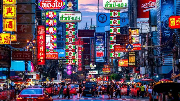 Ramainya Wisata Kuliner di Pecinan Bangkok, Surga Jajanan Turis Tourists are seen in Bangkok's Chinatown, Thailand, May 16, 2025. REUTERS/Athit Perawongmetha TPX IMAGES OF THE DAY