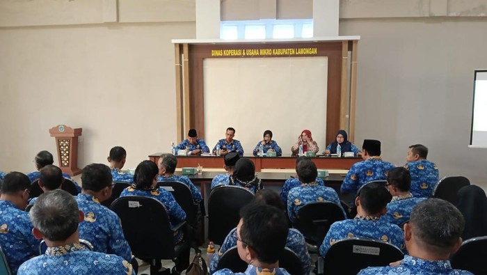 Rapat tentang Koperasi Merah Putih di Dinas Koperasi dan Usaha Mikro Lamongan.