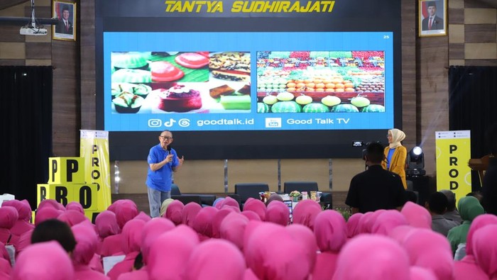 Ratusan ibu-ibu Bhayangkari Magetan diajak untuk perangi perut buncit.
