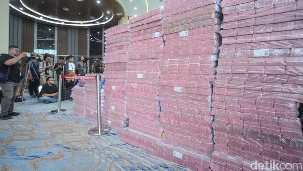 Gunungan uang tunai Rp 11,8 T disita Kejagung dari kasus korupsi migor. Penyitaan ini disebut sebagai yang terbesar dalam sejarah penindakan korupsi.