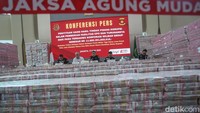 Uang sitaan itu ditampilkan saat jumpa pers Kejagung di Gedung Bundar, Kejagung, Jakarta Selatan, Senin (17/6/2025).