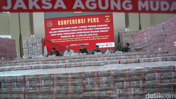 Gunungan uang tunai Rp 11,8 T disita Kejagung dari kasus korupsi migor. Penyitaan ini disebut sebagai yang terbesar dalam sejarah penindakan korupsi.