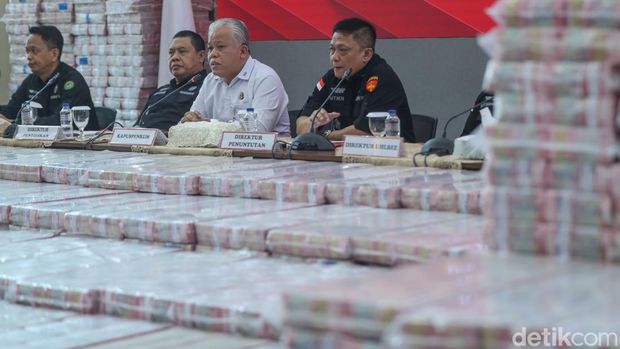 Gunungan uang tunai Rp 11,8 T disita Kejagung dari kasus korupsi migor. Penyitaan ini disebut sebagai yang terbesar dalam sejarah penindakan korupsi.