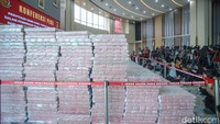 Tumpukan uang tunai itu ditempatkan dalam plastik bening. Uang berjumlah triliunan itu ditumpuk memanjang dan menggunung dilokasi jumpa pers.