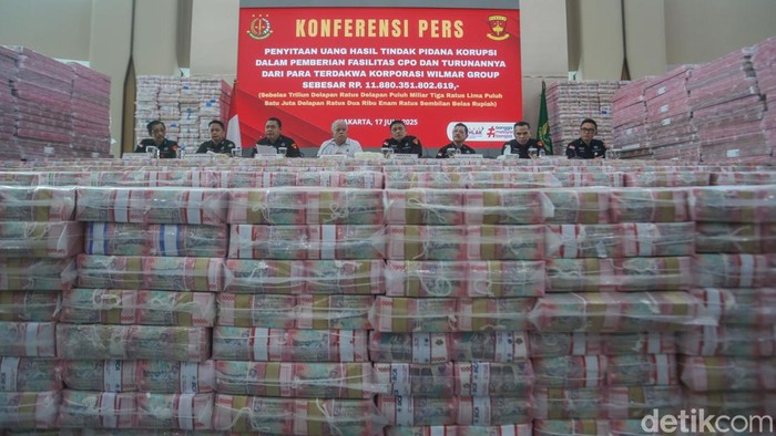 Gunungan uang tunai Rp 11,8 T disita Kejagung dari kasus korupsi migor. Penyitaan ini disebut sebagai yang terbesar dalam sejarah penindakan korupsi.