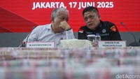 Direktur Penuntutan (Dirtut) Jampidsus Kejagung RI, Sutikno menyebut uang itu disita dari lima terdakwa korporasi.