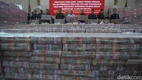Kejaksaan Agung (Kejagung) menyita uang sebesar Rp 11,8 triliun terkait dugaan korupsi korporasi ekspor crude palm oil (CPO) atau bahan baku minyak goreng.