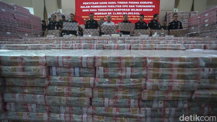 Rekor! Kejagung Sita Rp 11,8 T dari Kasus Korupsi Migor Gunungan uang tunai Rp 11,8 T disita Kejagung dari kasus korupsi migor. Penyitaan ini disebut sebagai yang terbesar dalam sejarah penindakan korupsi.