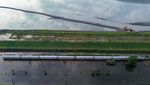 Rel Terendam Banjir, Kereta Tetap Melaju di Porong