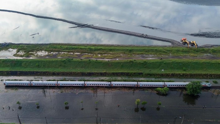 Rel Terendam Banjir, Kereta Tetap Melaju di Porong Kereta api melintasi rel yang terendam banjir di samping Jalan Raya Porong, Sidoarjo, Jawa Timur, Selasa (17/6/2025). Curah hujan yang tinggi sejak Senin (16/6) malam mengakibatkan banjir yang merendam rel kereta api dan jalan raya Porong setinggi 5070 cm. ANTARA FOTO/Umarul Faruq